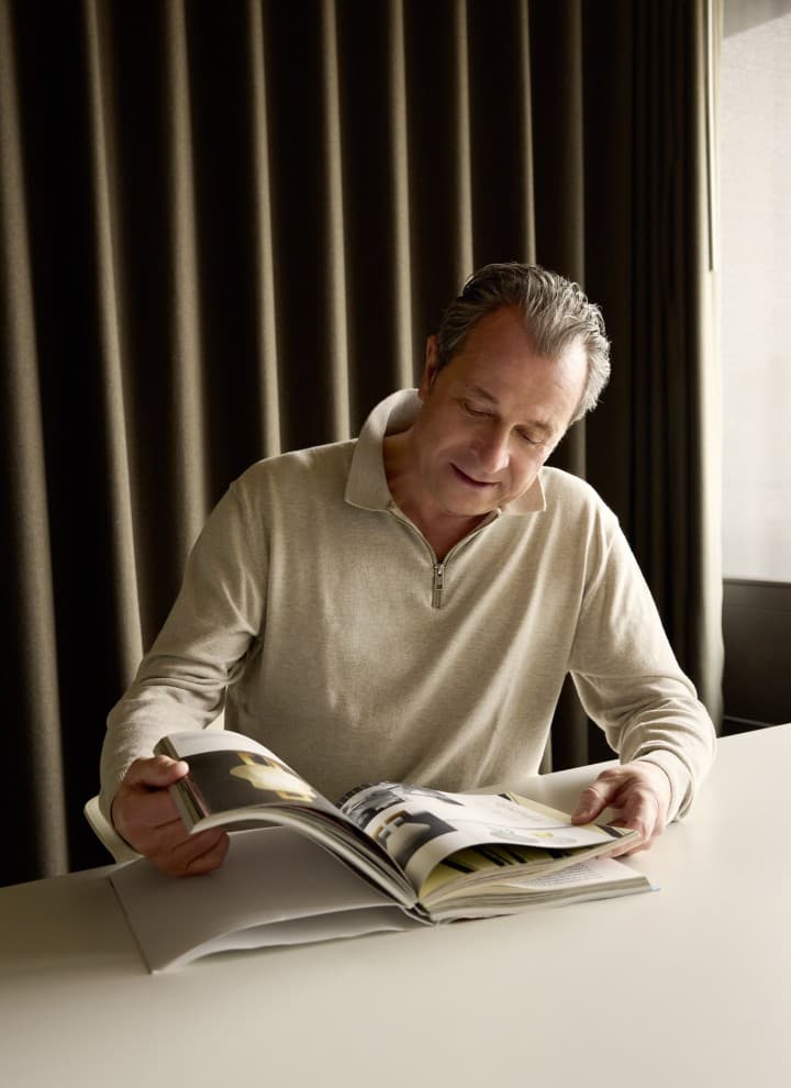 Aurel Aebi este unul dintre cofondatorii renumitului studio de design elvețian atelier oï (© Joan Minder) Aurel Aebi este unul dintre cofondatorii renumitului studio de design elvețian atelier oï (© Joan Minder)