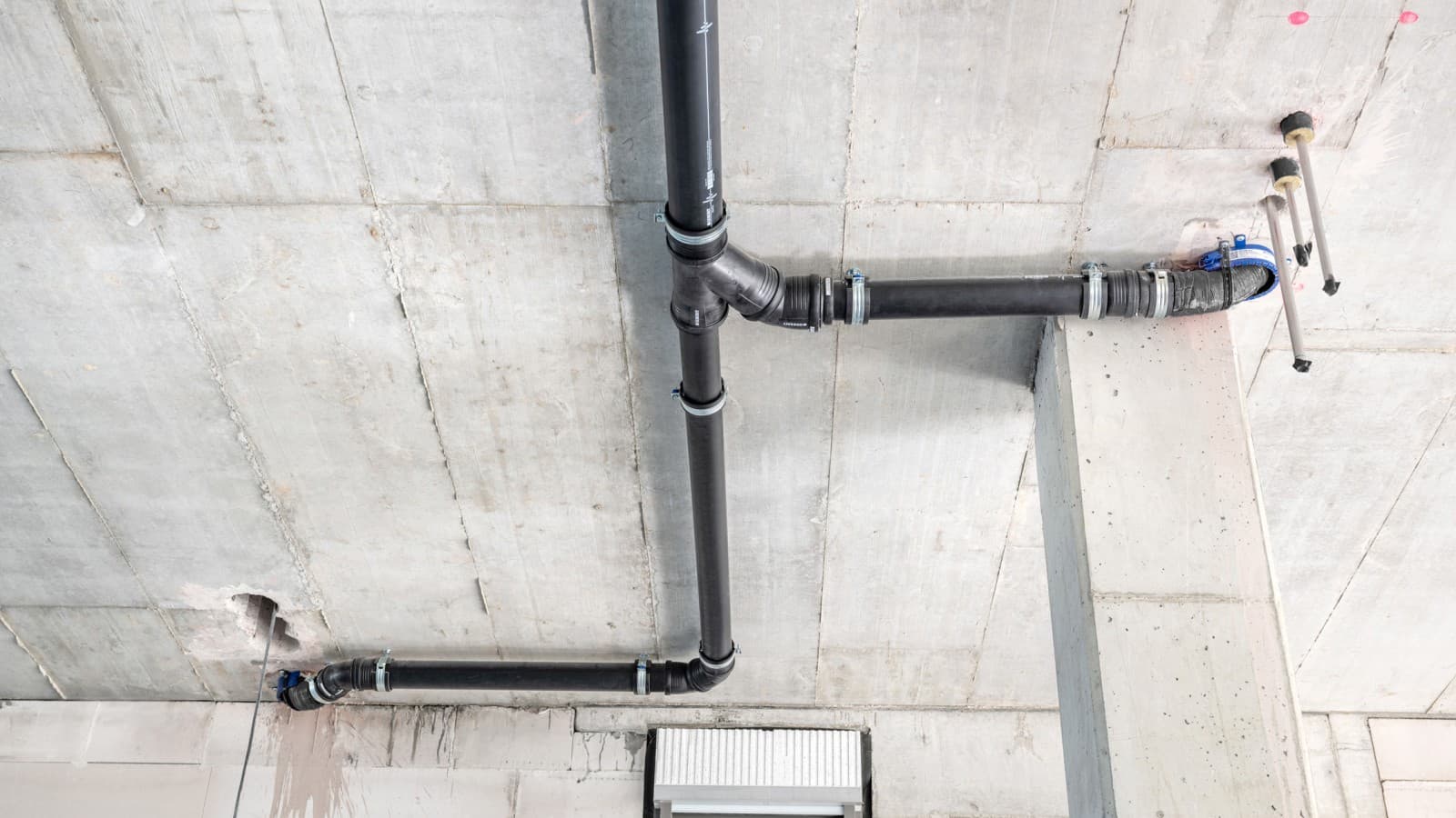 Prin eliminarea conductelor de ocolire, a fost necesară instalarea unui număr mai mic de metri de conductă Prin eliminarea conductelor de ocolire, a fost necesară instalarea unui număr mai mic de metri de conductă