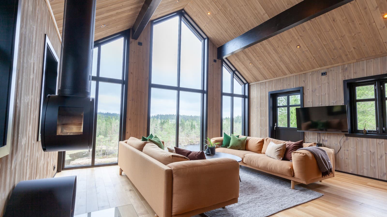 Interiorul Castelului din Basme este confortabil datorită lemnului și are un design luminos, cu ferestre mari (© Geberit) Interiorul Castelului din Basme este confortabil datorită lemnului și are un design luminos, cu ferestre mari (© Geberit)