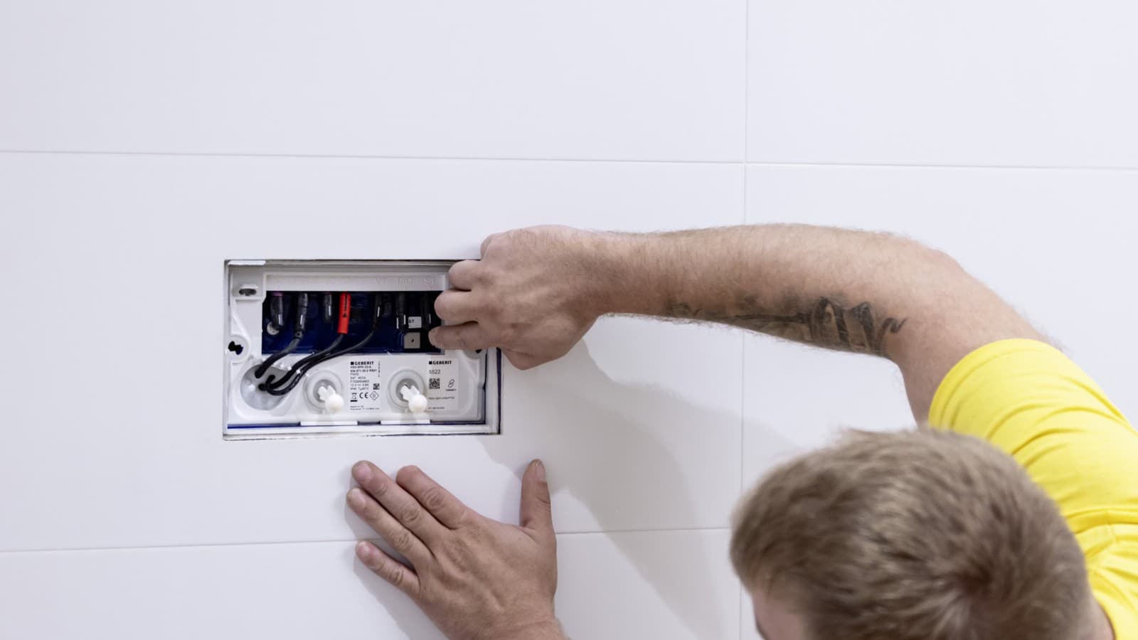 În rezervorul ascuns de la ultimul punct de utilizare din zona sanitară a fost integrată o unitate de spălare pentru igienizare Geberit HS50 În rezervorul ascuns de la ultimul punct de utilizare din zona sanitară a fost integrată o unitate de spălare pentru igienizare Geberit HS50