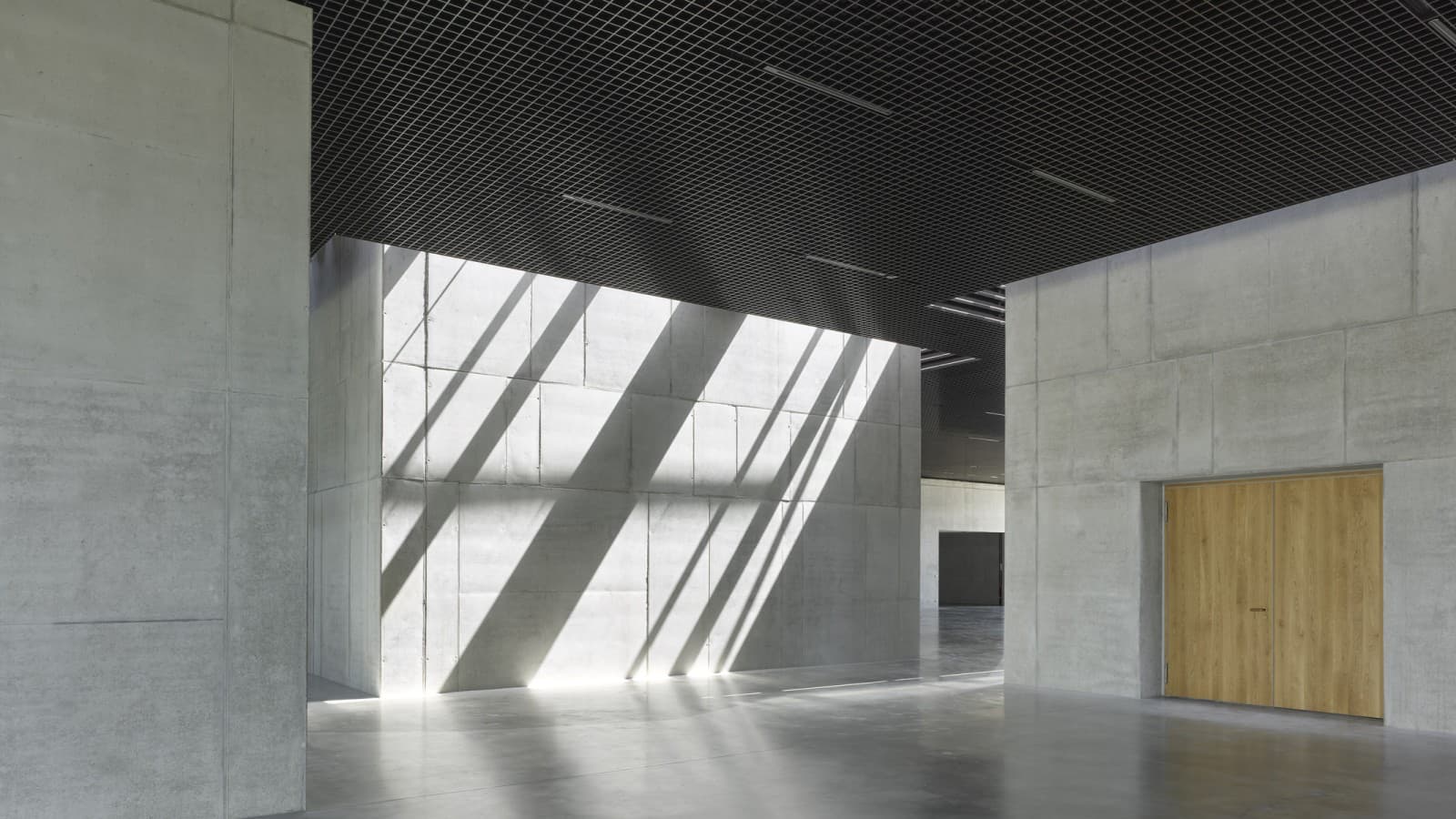 Jocul dintre lumină și transparență, materiale și detalii creează o atmosferă calmă și concentrată (© Roland Halbe) Jocul dintre lumină și transparență, materiale și detalii creează o atmosferă calmă și concentrată (© Roland Halbe)