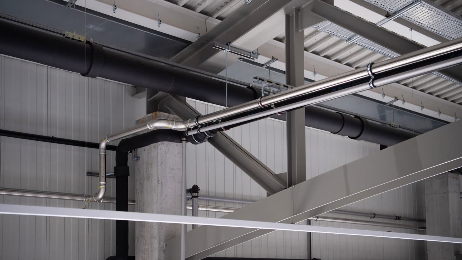 Geberit Mapress din oțel inoxidabil pentru diverse medii, precum gaz, aer comprimat și lichide de răcire Geberit Mapress din oțel inoxidabil pentru diverse medii, precum gaz, aer comprimat și lichide de răcire