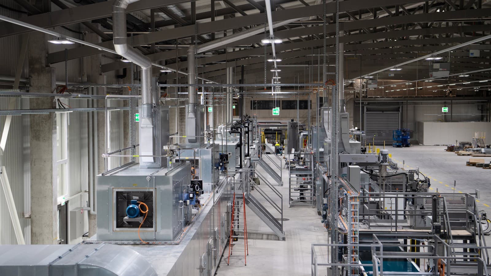 Liniile de producție din noua hală de producție a companiei Swisspearl din Niederurnen, Elveția Liniile de producție din noua hală de producție a companiei Swisspearl din Niederurnen, Elveția