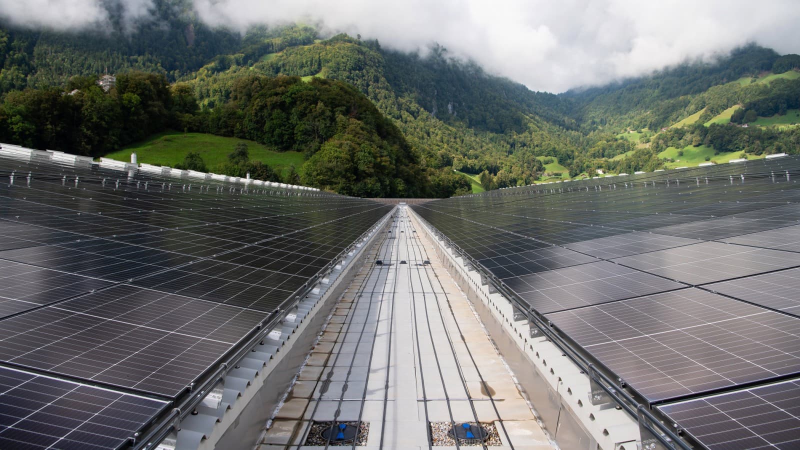 Producerea de energie solară cu ajutorul unui sistem fotovoltaic de mare capacitate și drenarea apei de pe acoperiș cu Geberit Pluvia Producerea de energie solară cu ajutorul unui sistem fotovoltaic de mare capacitate și drenarea apei de pe acoperiș cu Geberit Pluvia