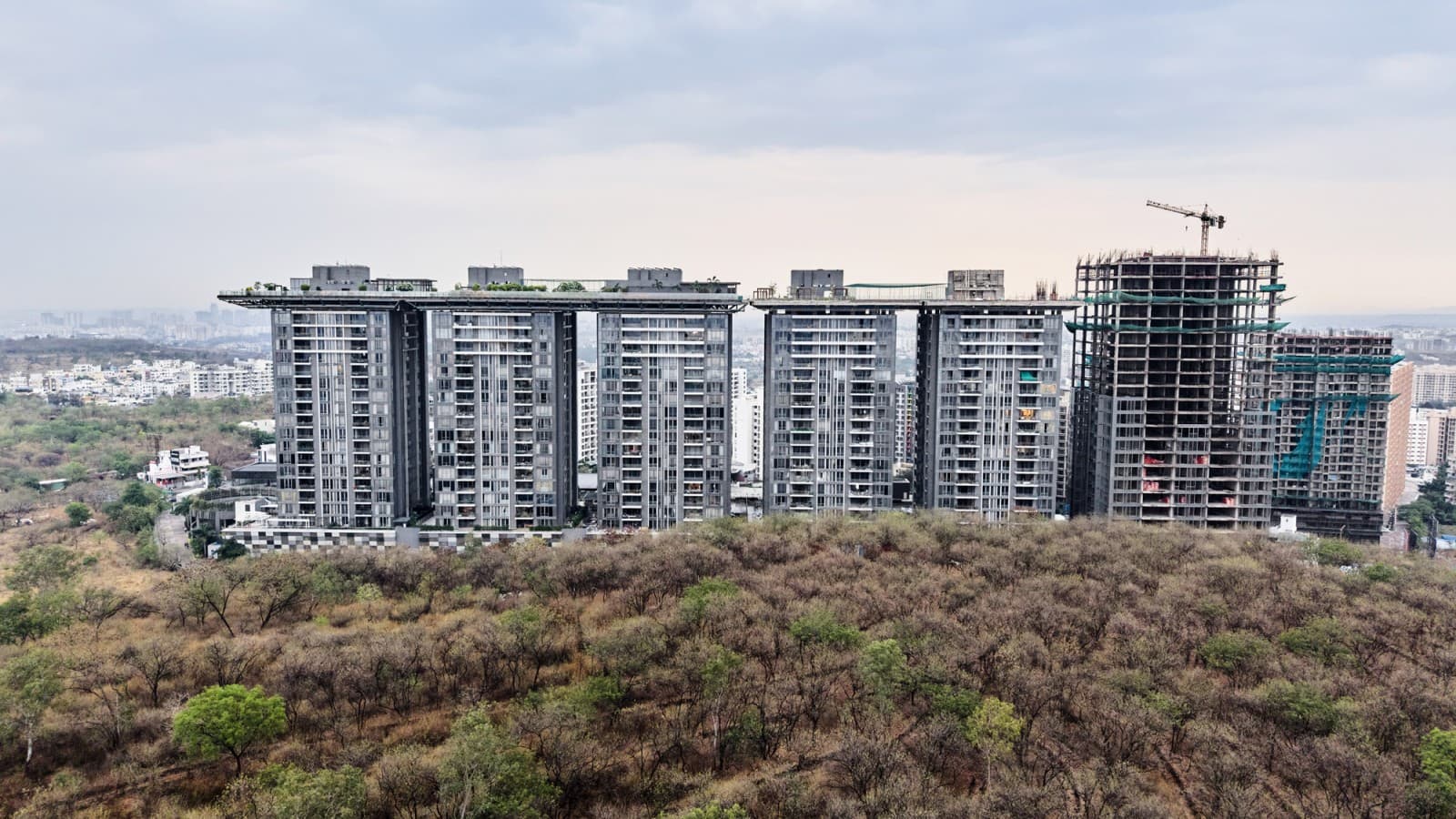 Pe lângă cele cinci turnuri care au fost deja finalizate, un al șaselea turn, puțin mai înalt, se află în prezent în construcție (© Severin Jakob) Pe lângă cele cinci turnuri care au fost deja finalizate, un al șaselea turn, puțin mai înalt, se află în prezent în construcție (© Severin Jakob)