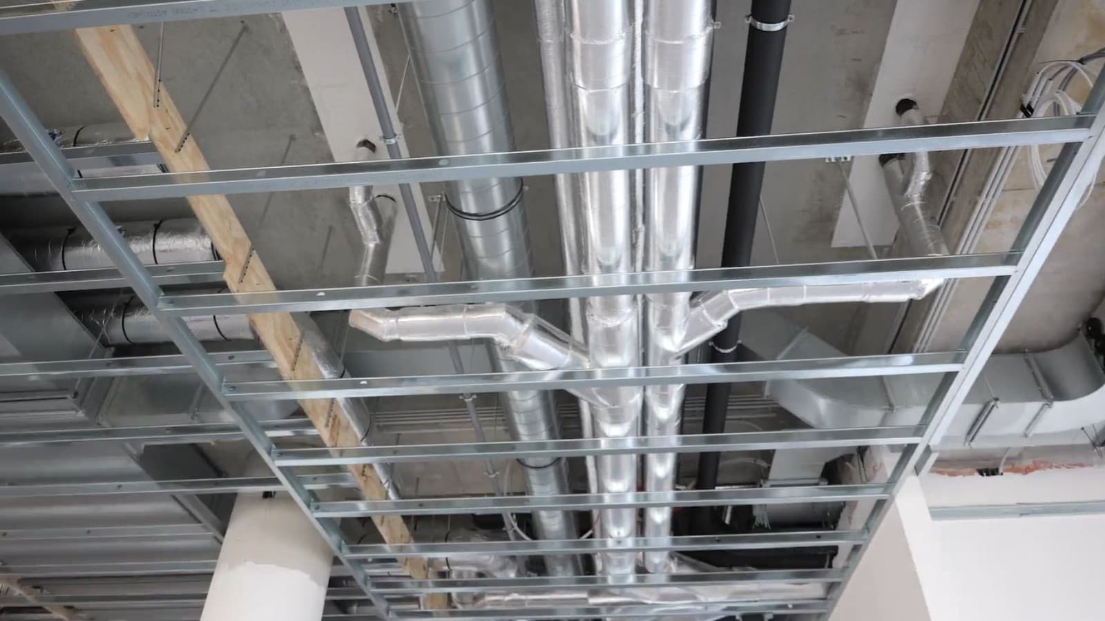 Au fost instalate coloane de evacuare folosind tehnologia SuperTube, împreună cu sistemul de drenaj Geberit Silent-Pro. Țevi suplimentare pentru drenajul acoperișului, realizate din HDPE Geberit Au fost instalate coloane de evacuare folosind tehnologia SuperTube, împreună cu sistemul de drenaj Geberit Silent-Pro. Țevi suplimentare pentru drenajul acoperișului, realizate din HDPE Geberit