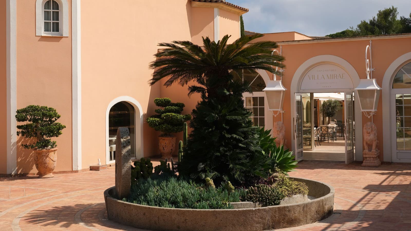 Vedere exterioară a Vilei Miraé din Antibes (© Marion Butet Studio) Vedere exterioară a Vilei Miraé din Antibes (© Marion Butet Studio)