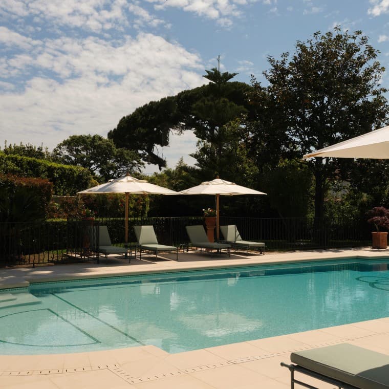 O piscină în grădina mediteraneană din fața Villa Miraé (© Marion Butet Studio) O piscină în grădina mediteraneană din fața Villa Miraé (© Marion Butet Studio)