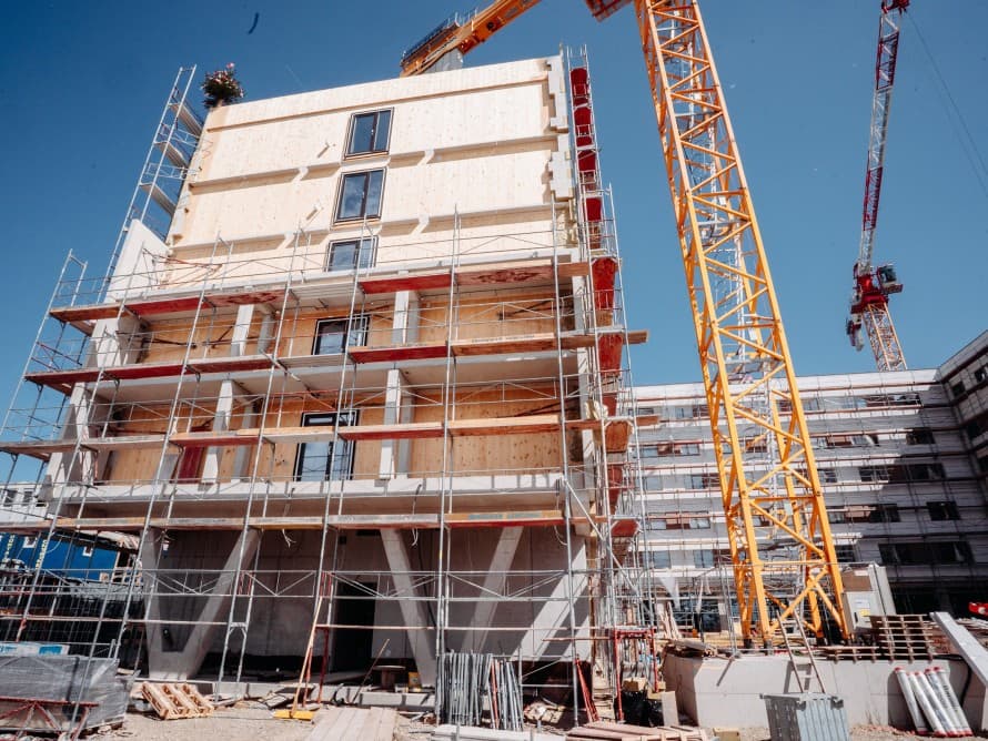 Metoda de construcție hibridă din lemn stabilește noi standarde în ceea ce privește durata lucrărilor, datorită gradului ridicat de prefabricare (© Tobias Singer) Metoda de construcție hibridă din lemn stabilește noi standarde în ceea ce privește durata lucrărilor, datorită gradului ridicat de prefabricare (© Tobias Singer)