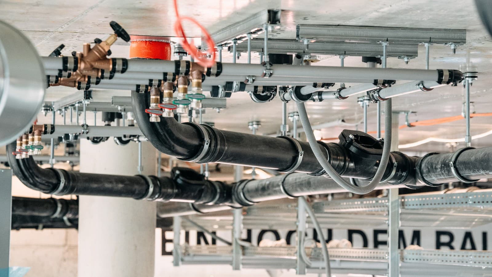 Tehnologia Silent-Pro SuperTube permite conductei de evacuare să se întindă pe o distanță de peste șase metri fără pantă (© Tobias Singer) Tehnologia Silent-Pro SuperTube permite conductei de evacuare să se întindă pe o distanță de peste șase metri fără pantă (© Tobias Singer)