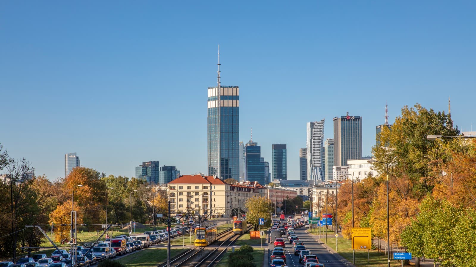 Varso Place, cu turnul său înalt de 310 metri, veghează asupra întregii Varșovii (© Aaron Hargreaves/Foster + Partners) Varso Place, cu turnul său înalt de 310 metri, veghează asupra întregii Varșovii (© Aaron Hargreaves/Foster + Partners)