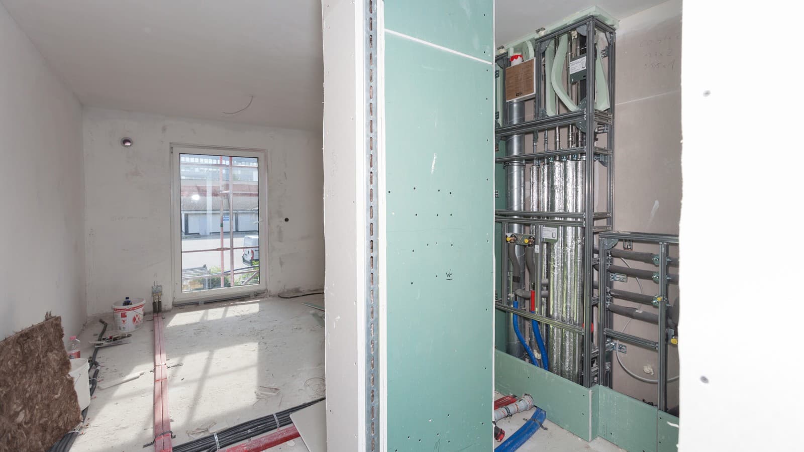 Sistemul de instalare Geberit GIS prefabricat industrial pentru întregul sistem de alimentare și drenaj a scurtat timpul de construcție cu trei luni (© Geberit). Sistemul de instalare Geberit GIS prefabricat industrial pentru întregul sistem de alimentare și drenaj a scurtat timpul de construcție cu trei luni (© Geberit).