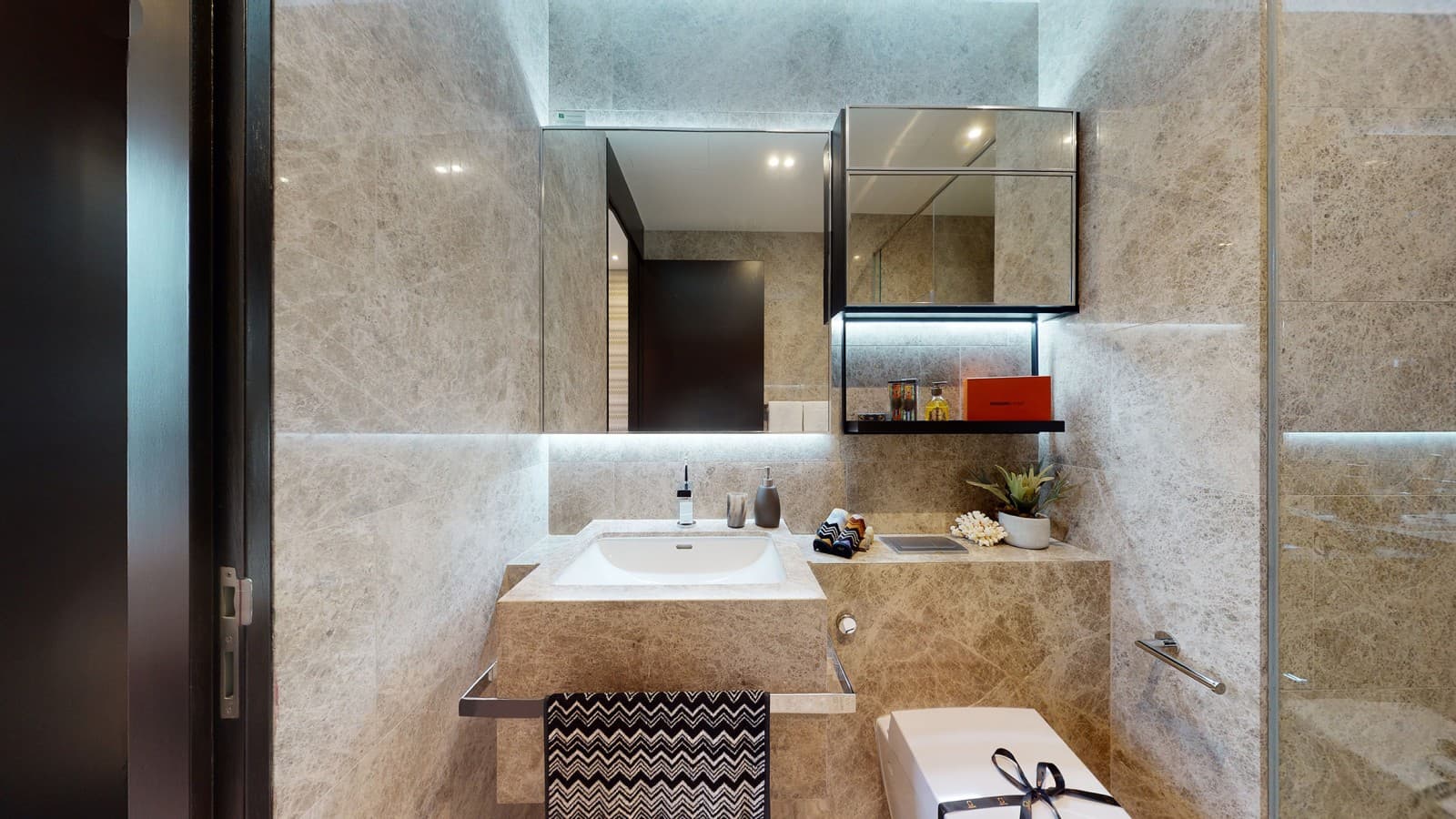 Un lux suplimentar este oferit în băile principale de vasele wc cu funcție de bideu Geberit AquaClean Sela (© Guocoland Limited). Un lux suplimentar este oferit în băile principale de vasele wc cu funcție de bideu Geberit AquaClean Sela (© Guocoland Limited).
