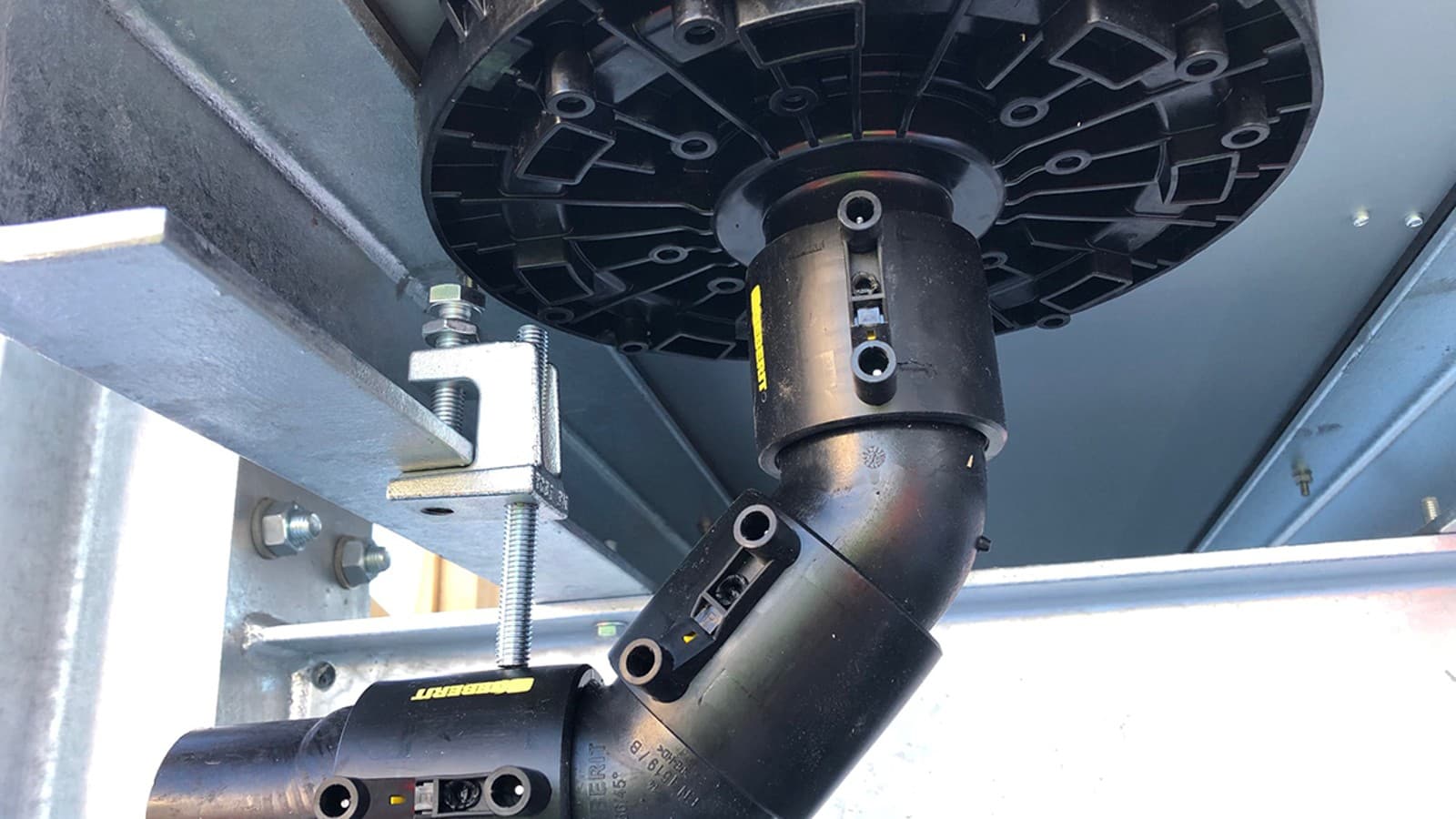 Know-how-ul Geberit în practică: Sistemul de drenaj pentru acoperiș Pluvia (©Geberit) Know-how-ul Geberit în practică: Sistemul de drenaj pentru acoperiș Pluvia (©Geberit)