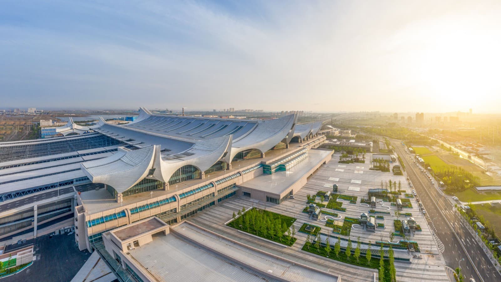 Două valuri mari și opt valuri mici: stația ondulată Hongdao (© ingDESIGN Co., Ltd.) Două valuri mari și opt valuri mici: stația ondulată Hongdao (© ingDESIGN Co., Ltd.)