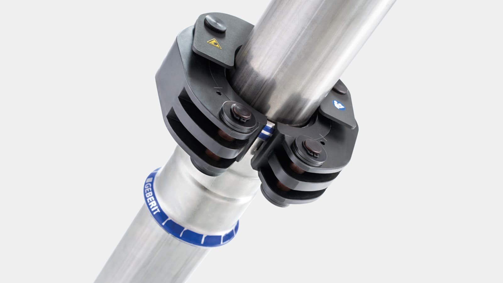 Mecanismul cu clichet fixează colierul de presare pe fitingul Geberit Mapress Mecanismul cu clichet fixează colierul de presare pe fitingul Geberit Mapress